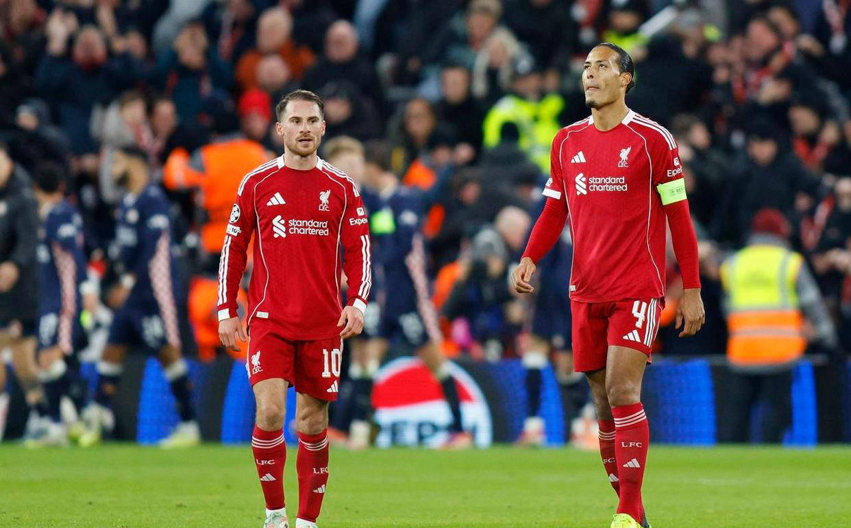 利物浦欧冠主场惨遭1-4重创，主帅与球员神情黯然，队伍士气跌至谷底